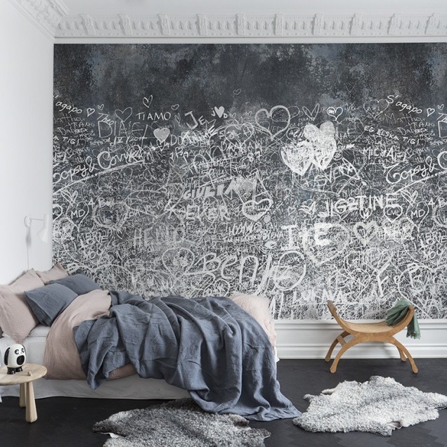 Tapet Verona cu design inspirat de graffiti, cu scrieri albe pe un fundal gri