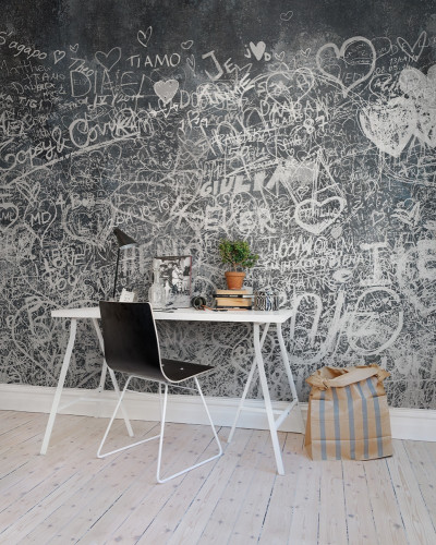 Tapet Verona cu design inspirat de graffiti, cu scrieri albe pe un fundal gri