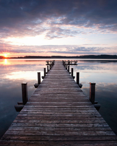 Tapet foto 3D cu un ponton ce se intinde peste un lac linistit, la apus