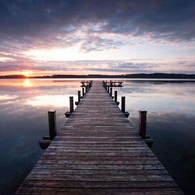 Tapet foto 3D cu un ponton ce se intinde peste un lac linistit, la apus