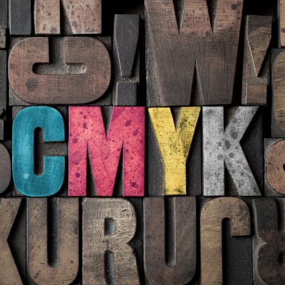 Tapet 3D Woodcut CMYK cu litere din lemn