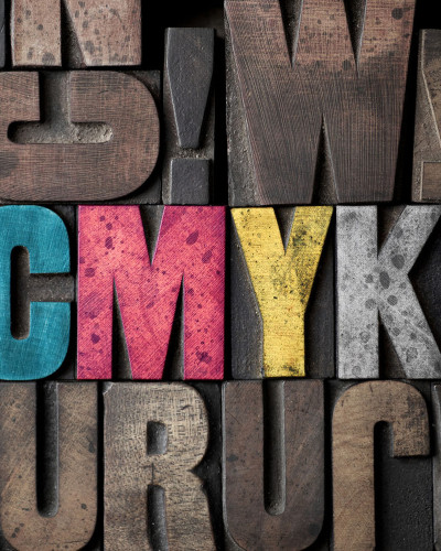 Tapet 3D Woodcut CMYK cu litere din lemn