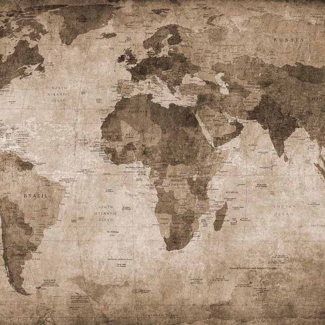 Harta lumii vintage maro pe peretele din spatele unei canapele, decorata cu perne si o patura