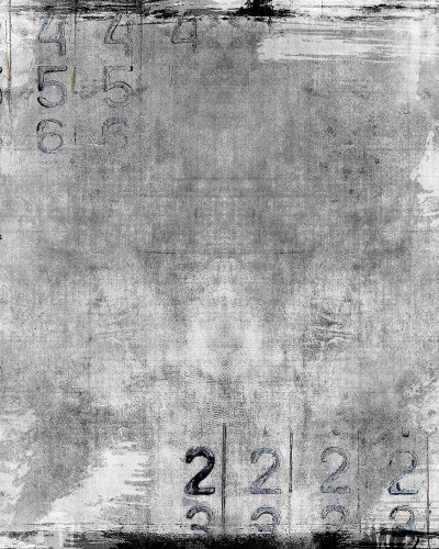 Tapet modern cu design industrial, Dusty Rubber Stamp, în camera de luat masa. Tapetul prezintă o textură de beton brut și imprimeuri de ștampilă vintage.