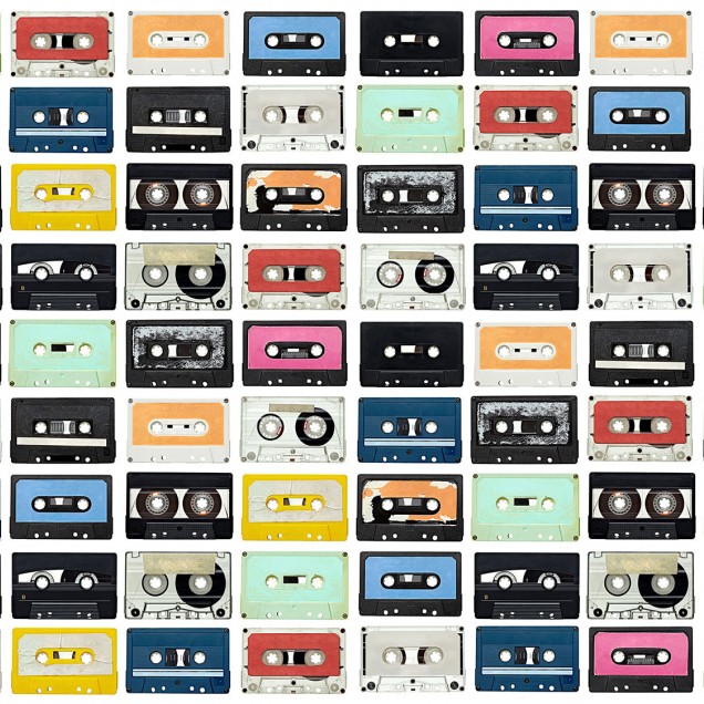 Tapet cu design vintage de casete audio.