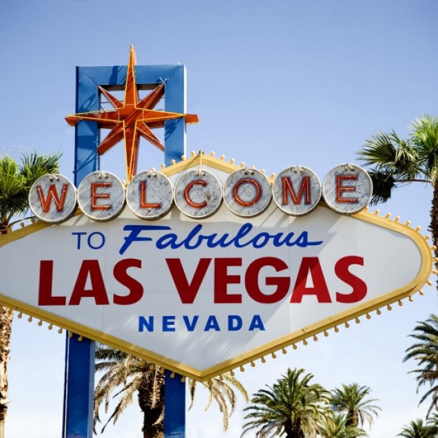Imagine cu un tapet cu semnul “Welcome to Fabulous Las Vegas” pe un perete dintr-un living.