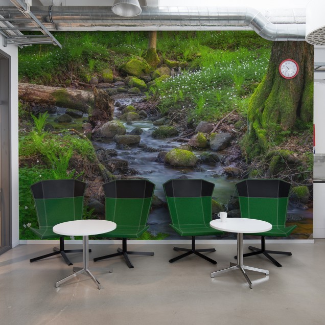 Tapet Stream, Rebel Walls - Imagine a unui pârâu care curge printr-o pădure verde vibrantă.