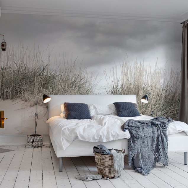 Tapet Pale Shore cu design minimalist, cu ierburi înalte și un cer gri, perfect pentru a adăuga o notă de eleganță și rafinament oricărei încăperi.