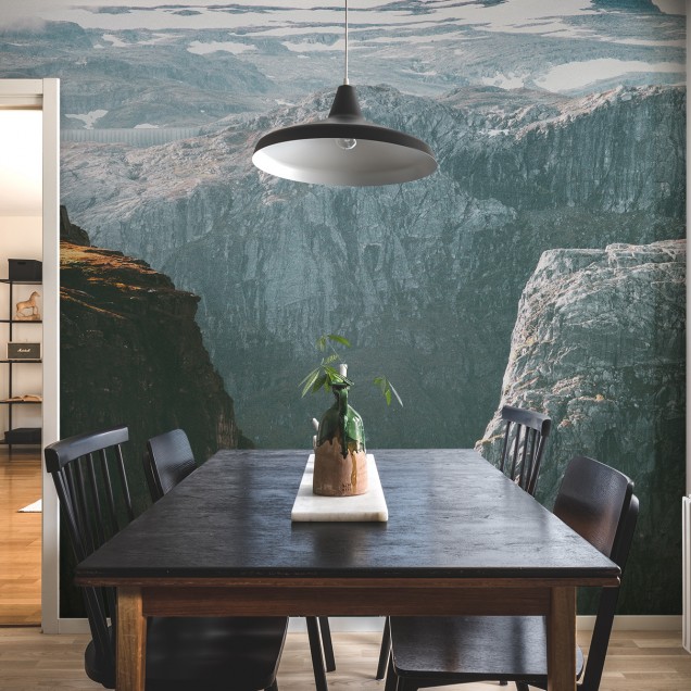 Tapet cu design montan cu o imagine impresionantă a unui munte masiv cu vârfuri acoperite de zăpadă