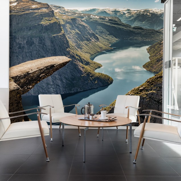 Tapet cu o imagine a stâncii Trolltunga din Norvegia