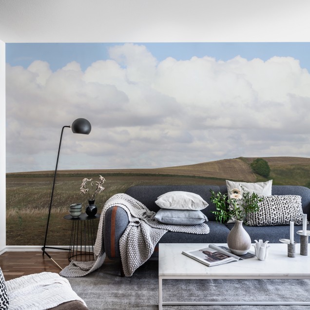 Tapet cu design Cropland, cu un peisaj liniștit cu dealuri verzi, cer senin și o senzație de calm și relaxare.