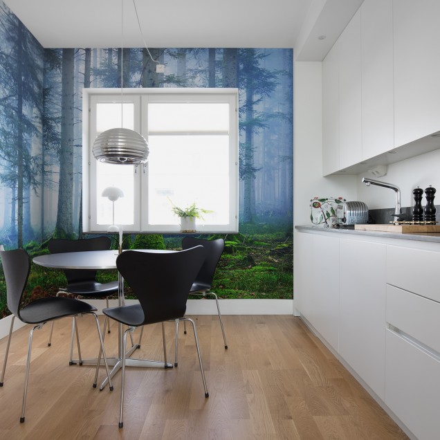 Tapet Blue Forest cu un design de pădure înveșmântată în ceață