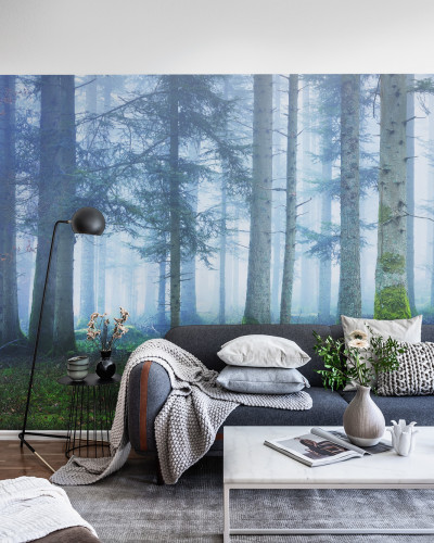 Tapet Blue Forest cu un design de pădure înveșmântată în ceață