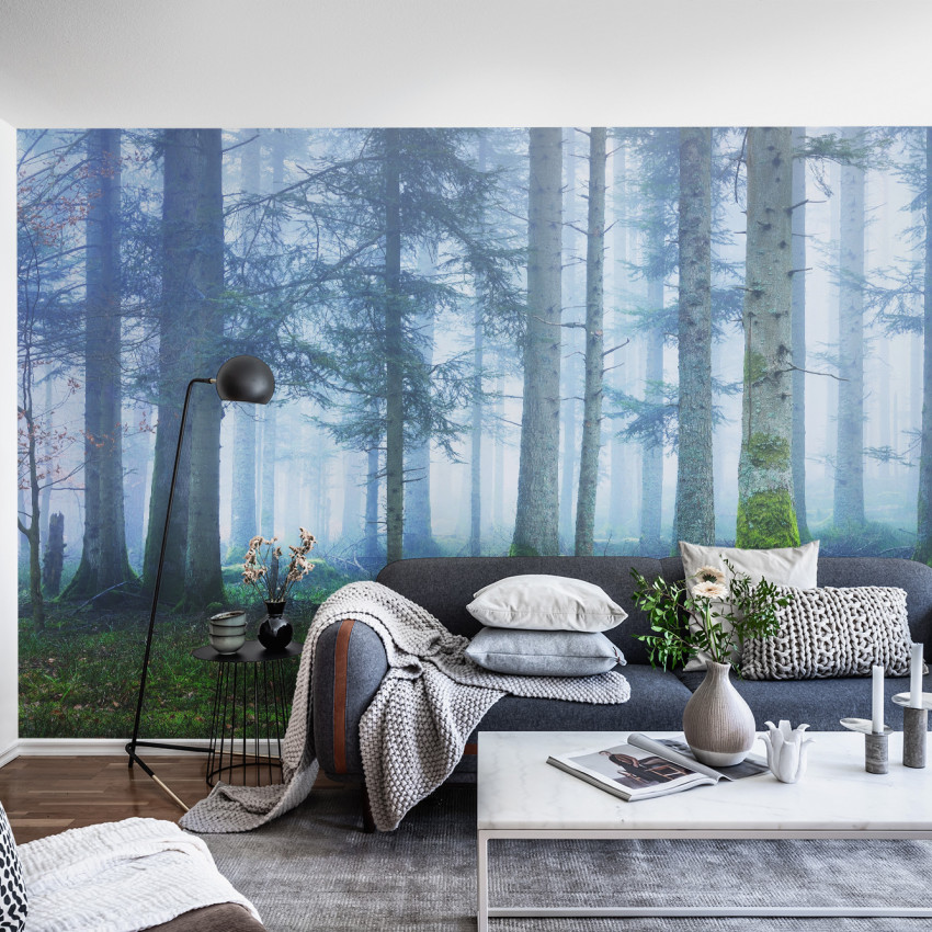 Tapet Blue Forest cu un design de pădure înveșmântată în ceață