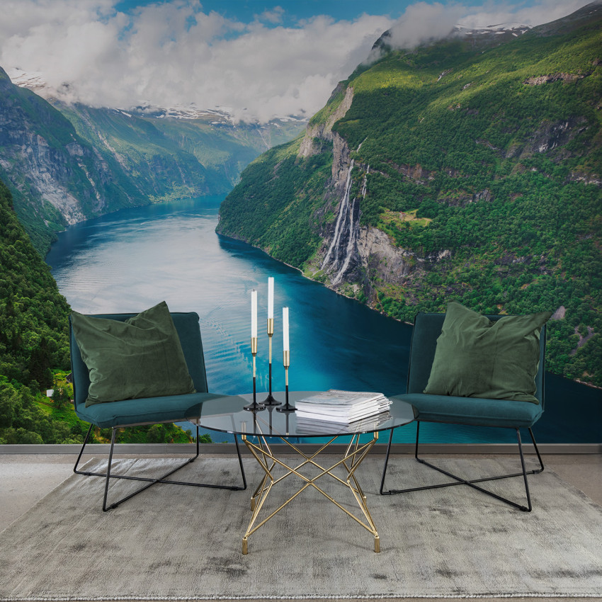Fototapet cu un peisaj montan uimitor, cu un fiord strălucitor, perfect pentru a crea o ambianță relaxantă și inspirată de natură în orice cameră.