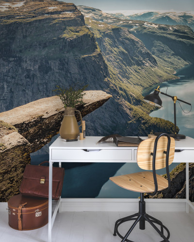 Tapet cu o imagine a stâncii Trolltunga din Norvegia