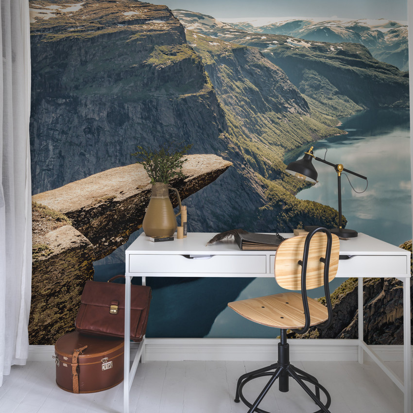 Tapet cu o imagine a stâncii Trolltunga din Norvegia