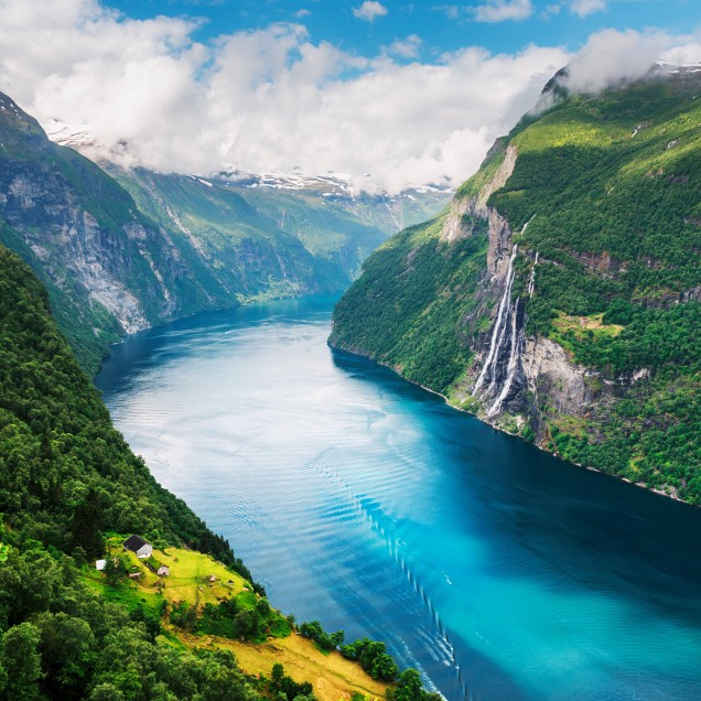 Fototapet cu un peisaj montan uimitor, cu un fiord strălucitor, perfect pentru a crea o ambianță relaxantă și inspirată de natură în orice cameră.