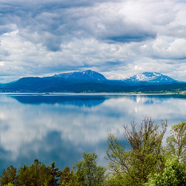 Tapet cu peisaj montan, un lac liniștit și un cer senin