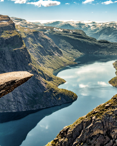 Tapet cu o imagine a stâncii Trolltunga din Norvegia