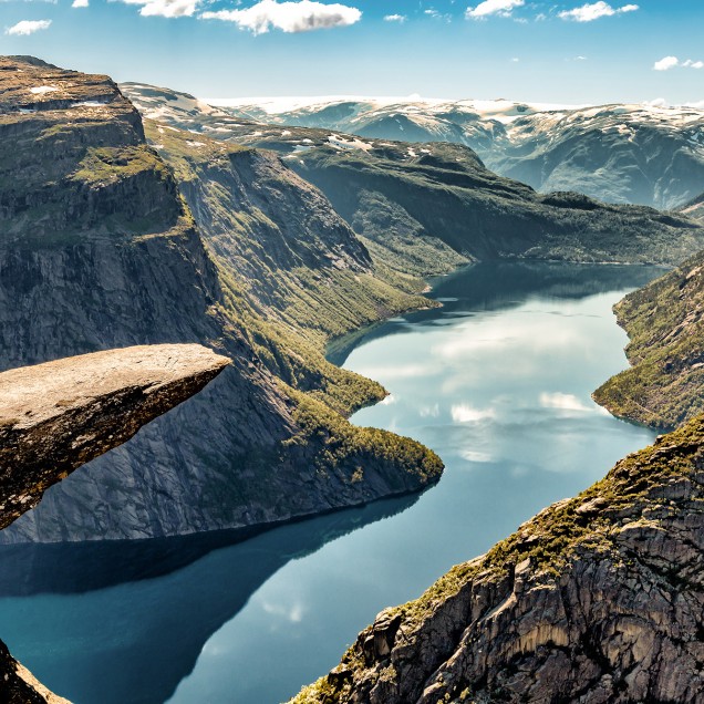 Tapet cu o imagine a stâncii Trolltunga din Norvegia