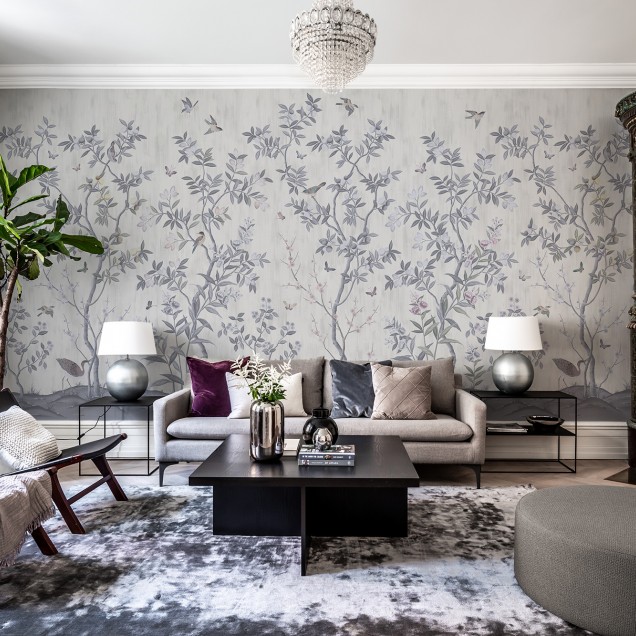 Tapet Chinoiserie Chic, Pearl Gray cu design cu ramuri de copac și păsări delicate, pe un fond gri perle.