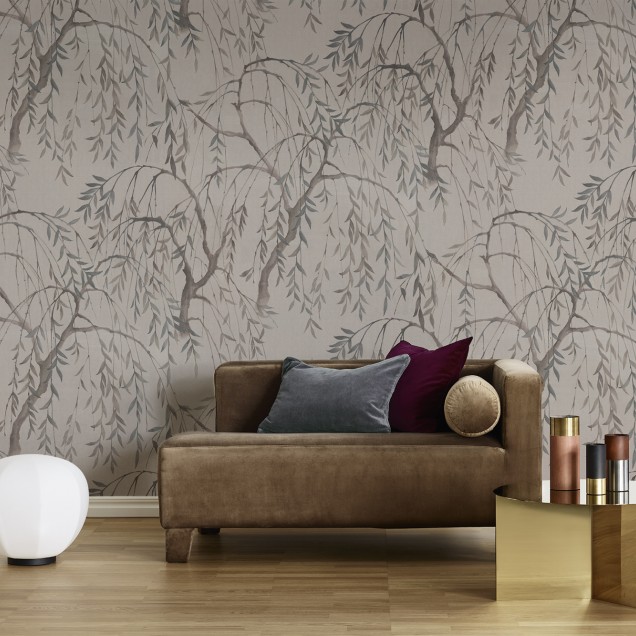 Tapet cu salcii plângătoare într-un stil minimalist, în nuanțe de gri și bej,  perfect pentru a crea o atmosferă calmă și sofisticată.