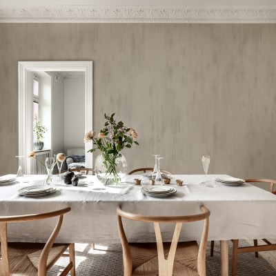 Tapet Brushstrokes, Powder Beige, cu design floral, decorat cu ramuri de copaci delicate și păsări, pe un fundal subtil, cu nuanțe de bej pudrat. Tapetul este ideal pentru a crea o atmosferă caldă și primitoare, perfect pentru living sau camera de luat ma