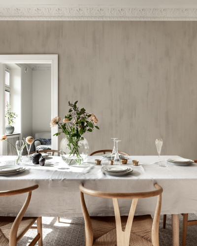 Tapet Brushstrokes, Powder Beige, cu design floral, decorat cu ramuri de copaci delicate și păsări, pe un fundal subtil, cu nuanțe de bej pudrat. Tapetul este ideal pentru a crea o atmosferă caldă și primitoare, perfect pentru living sau camera de luat ma