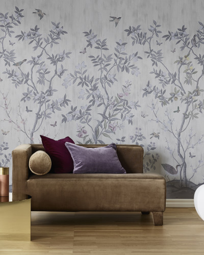 Tapet Chinoiserie Chic, Pearl Gray cu design cu ramuri de copac și păsări delicate, pe un fond gri perle.