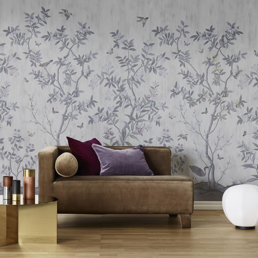 Tapet Chinoiserie Chic, Pearl Gray cu design cu ramuri de copac și păsări delicate, pe un fond gri perle.
