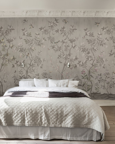 Tapet floral vintage, Chinoiserie Chic, Powder Beige, cu design floral luxuriant și delicat în nuanțe de bej, perfect pentru decorarea dormitorului.