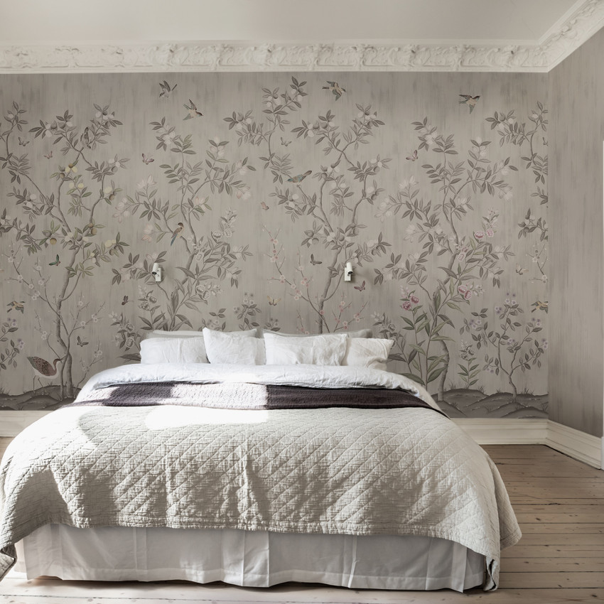 Tapet floral vintage, Chinoiserie Chic, Powder Beige, cu design floral luxuriant și delicat în nuanțe de bej, perfect pentru decorarea dormitorului.