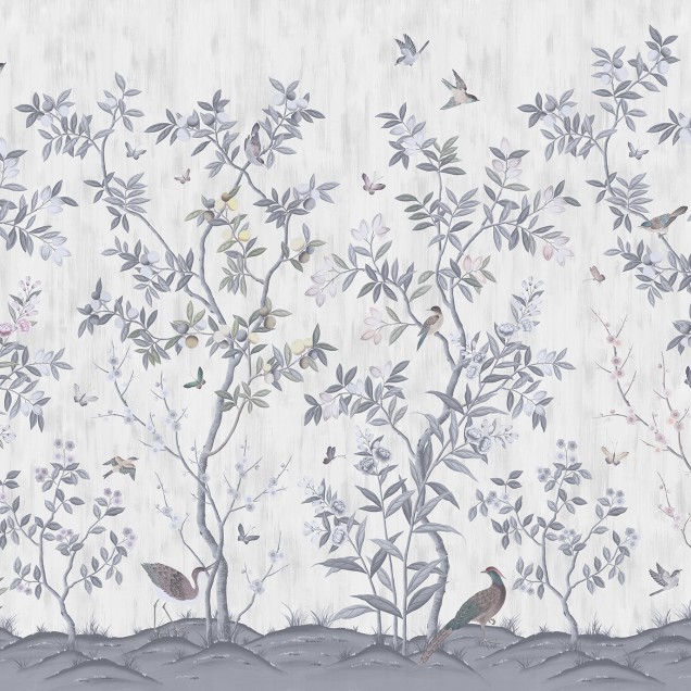 Tapet Chinoiserie Chic, Pearl Gray cu design cu ramuri de copac și păsări delicate, pe un fond gri perle.