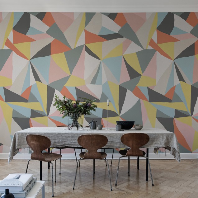 Tapet geometric retro cu forme geometrice, culori vibrante și forme unice. Tapetul poate fi aplicat în orice cameră, fie că este vorba de o cameră de zi, dormitor sau birou.