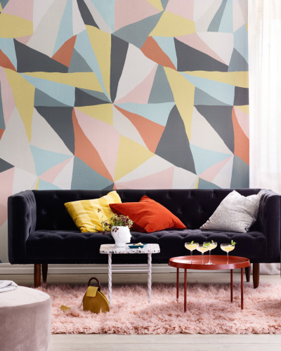 Tapet geometric retro cu forme geometrice, culori vibrante și forme unice. Tapetul poate fi aplicat în orice cameră, fie că este vorba de o cameră de zi, dormitor sau birou.