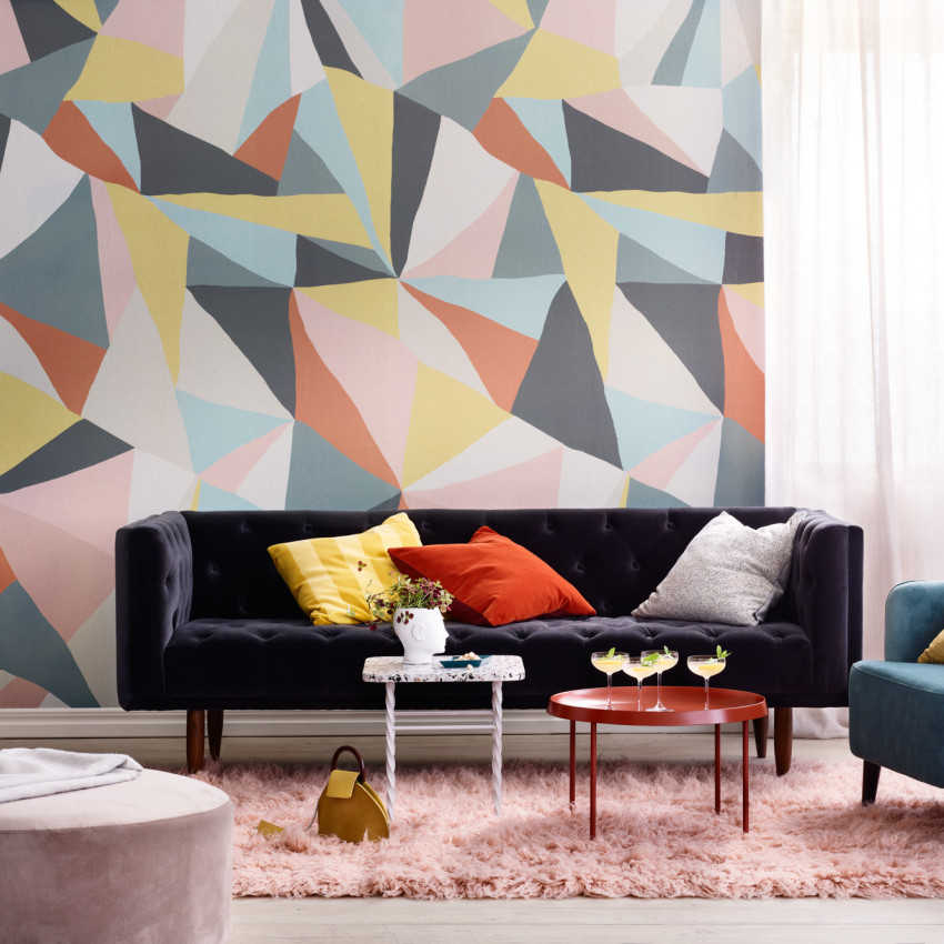 Tapet geometric retro cu forme geometrice, culori vibrante și forme unice. Tapetul poate fi aplicat în orice cameră, fie că este vorba de o cameră de zi, dormitor sau birou.
