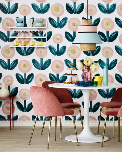 Tapet floral cu flori roz si frunze verzi, ideal pentru decorarea camerei
