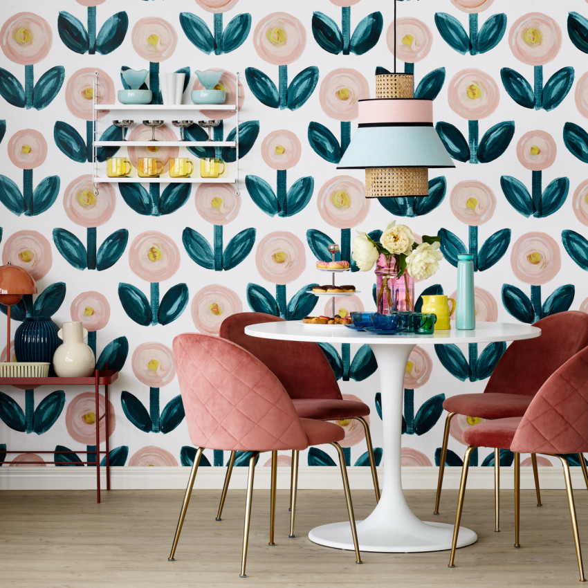 Tapet floral cu flori roz si frunze verzi, ideal pentru decorarea camerei