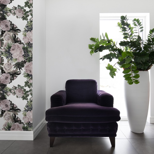 Tapet floral cu design vintage, cu trandafiri mari in nuante de roz și alb, perfect pentru dormitor, sufragerie sau hol.