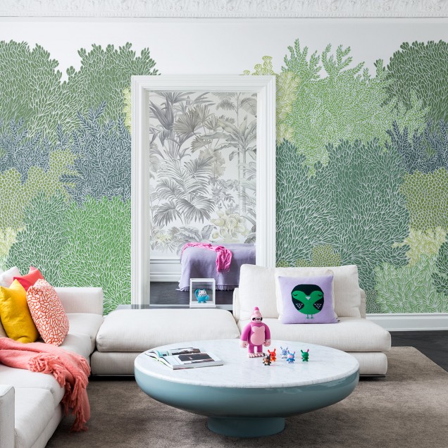 Tapet cu un design abstract, modern, cu o grafica delicata de tufisuri si copaci, numit Hideaway.
