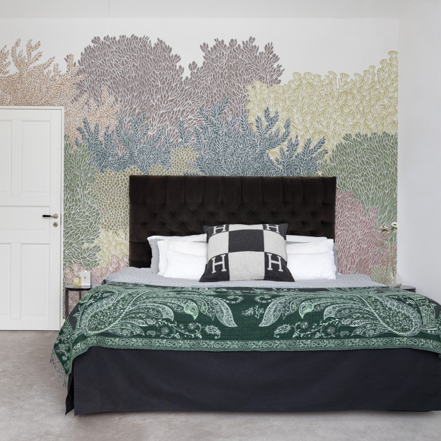 Fototapet cu design floral delicat în camera unui copil