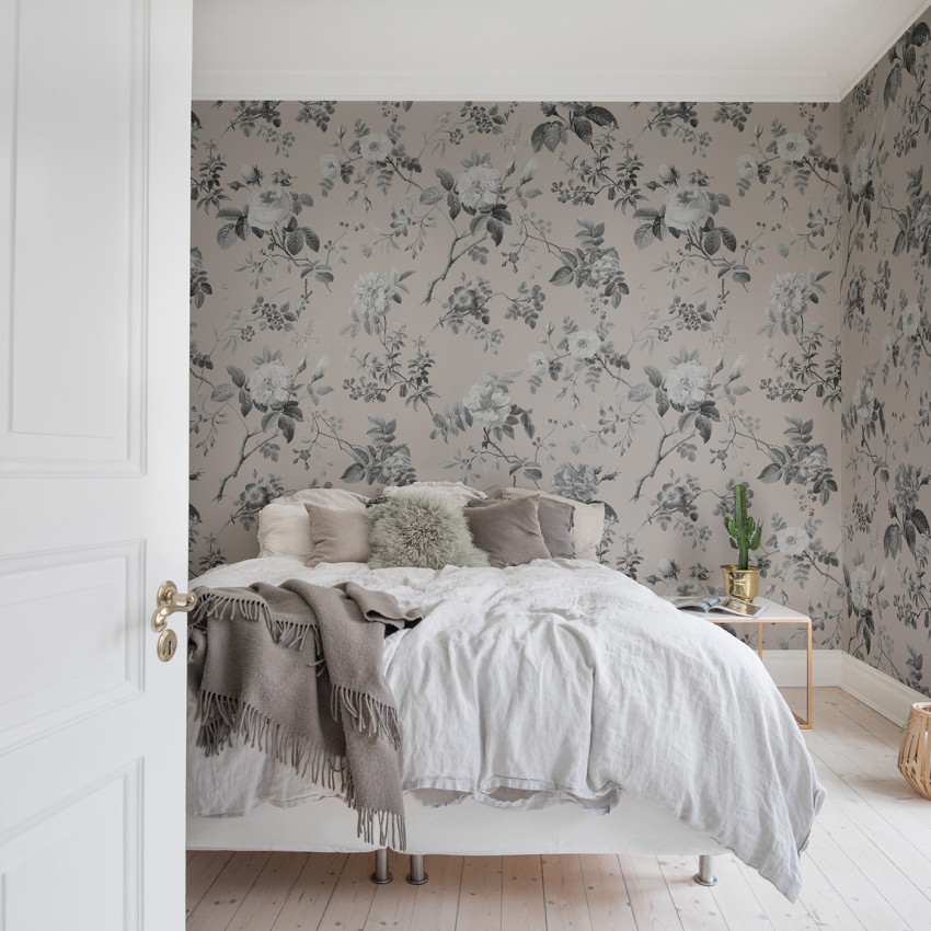 Tapet floral Thorn Rose, Early Rise, cu un design discret, perfect pentru a crea o atmosferă relaxantă și elegantă.