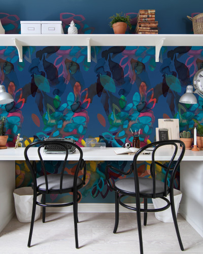 Un tapet cu un design abstract, vibrant, cu nuanțe puternice de albastru, verde, roz și galben.