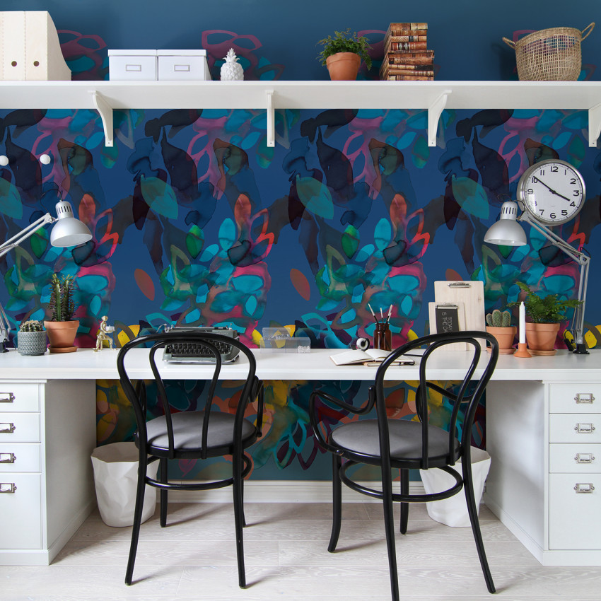 Un tapet cu un design abstract, vibrant, cu nuanțe puternice de albastru, verde, roz și galben.