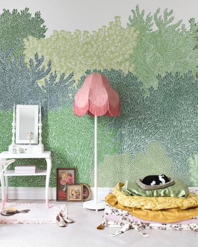 Tapet cu un design abstract, modern, cu o grafica delicata de tufisuri si copaci, numit Hideaway.