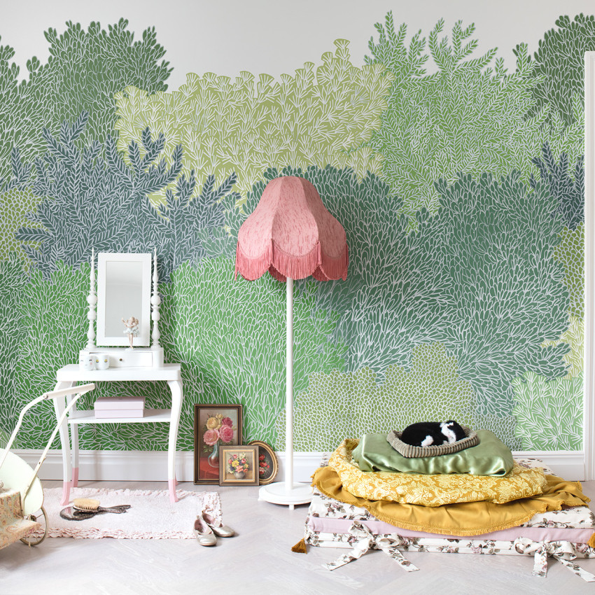 Tapet cu un design abstract, modern, cu o grafica delicata de tufisuri si copaci, numit Hideaway.