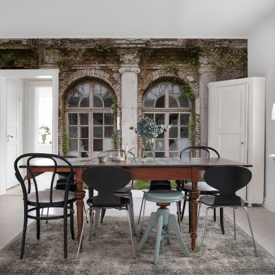 Tapet 3D Ruin Romance, care prezintă un perete cu ruine vechi, acoperite de vegetație, într-un spațiu modern.