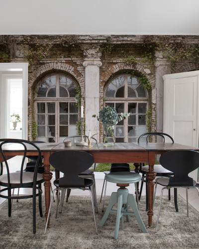 Tapet 3D Ruin Romance, care prezintă un perete cu ruine vechi, acoperite de vegetație, într-un spațiu modern.