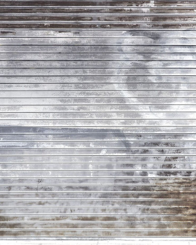 Tapet 3D Rusty Shutter cu design realist al obloanelor ruginite. Perfect pentru living, dormitor sau birou.